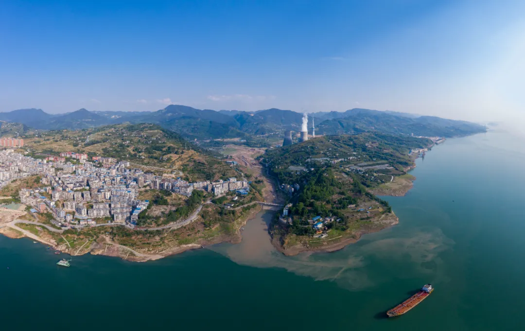 通江達海!徐工挖機助力萬州現(xiàn)代物流樞紐港建設(shè)